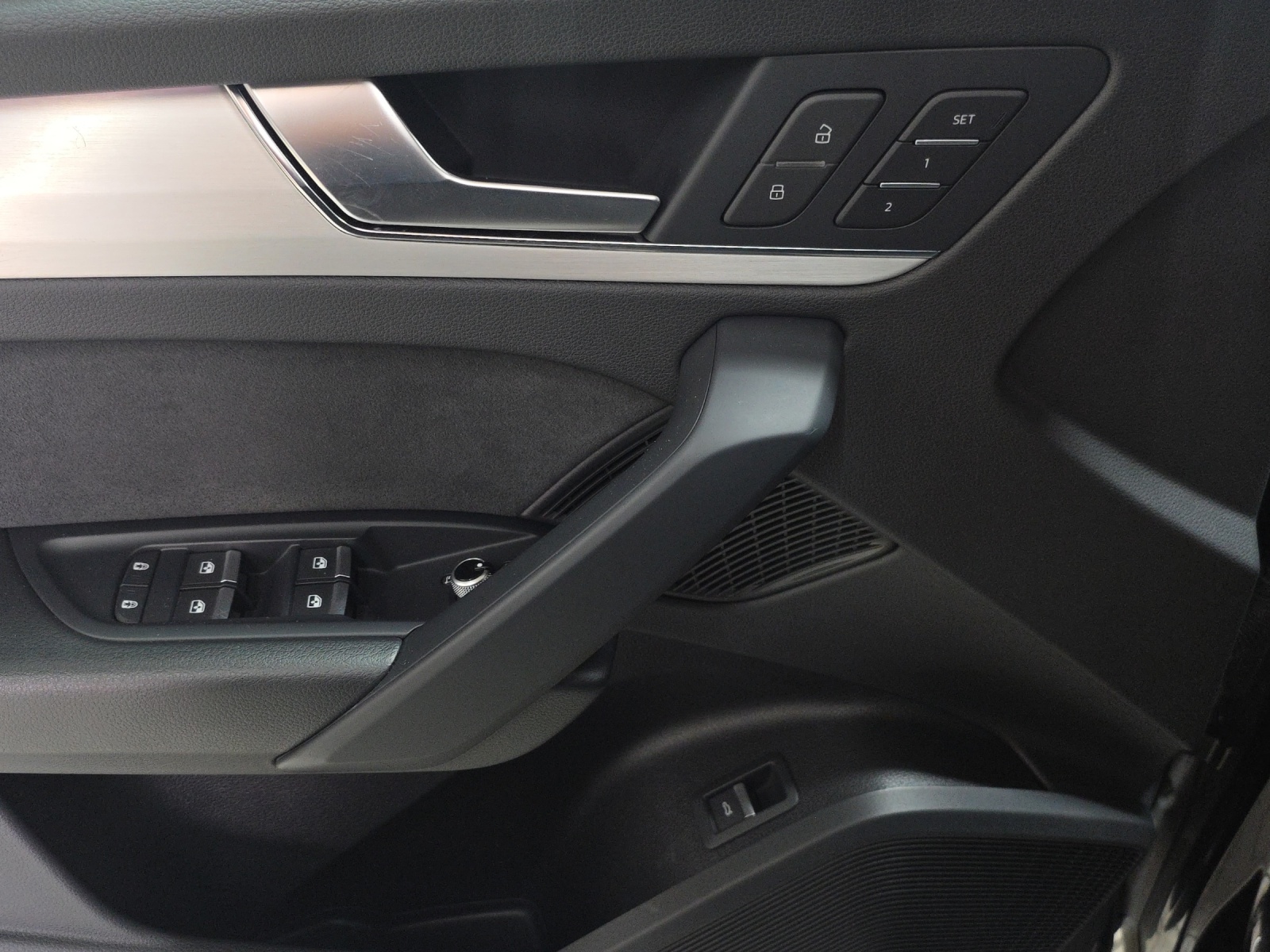AUDI Q5 40 TDI Black Edition quattro S-tronic-image-15