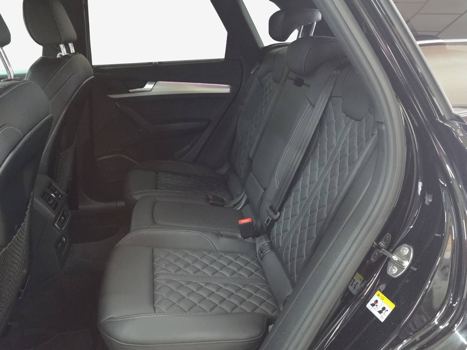 AUDI Q5 40 TDI Black Edition quattro S-tronic-image-11