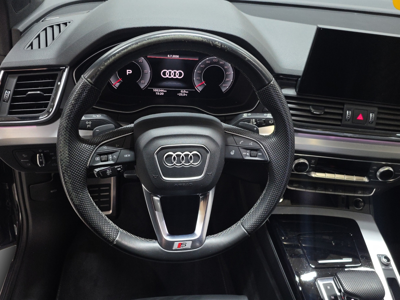 AUDI Q5 40 TDI Black Edition quattro S-tronic-image-9