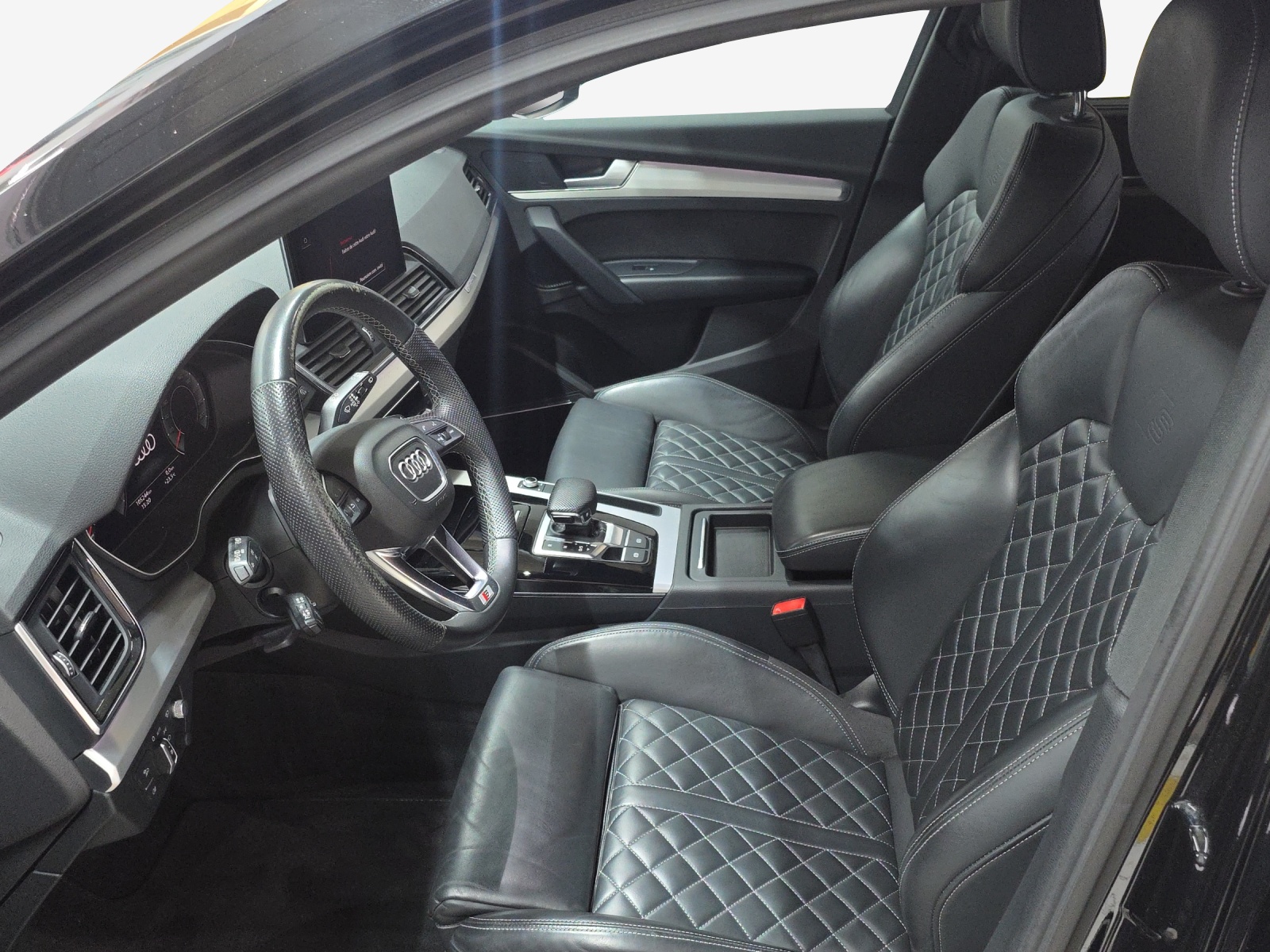 AUDI Q5 40 TDI Black Edition quattro S-tronic-image-7