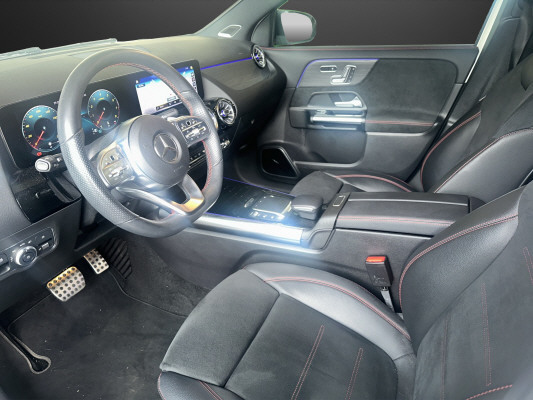 MERCEDES-BENZ GLA 200 AMG Line-image-4