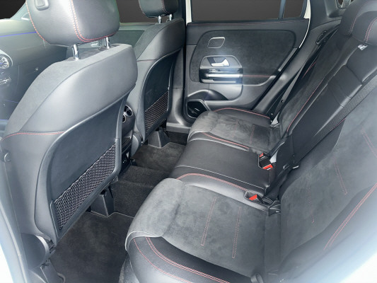 MERCEDES-BENZ GLA 200 AMG Line-image-5