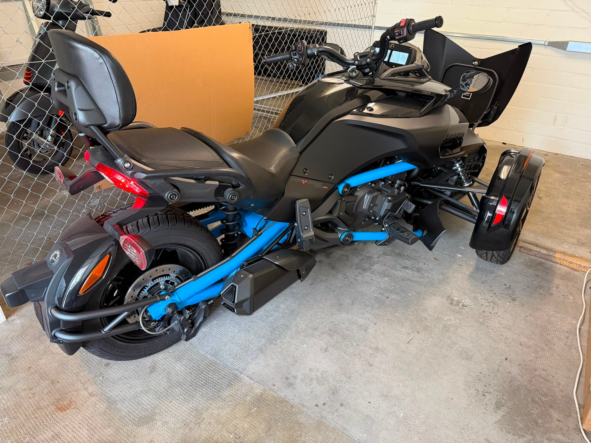 CAN-AM Spyder F3-LTD Special Special Series SE6-image-3
