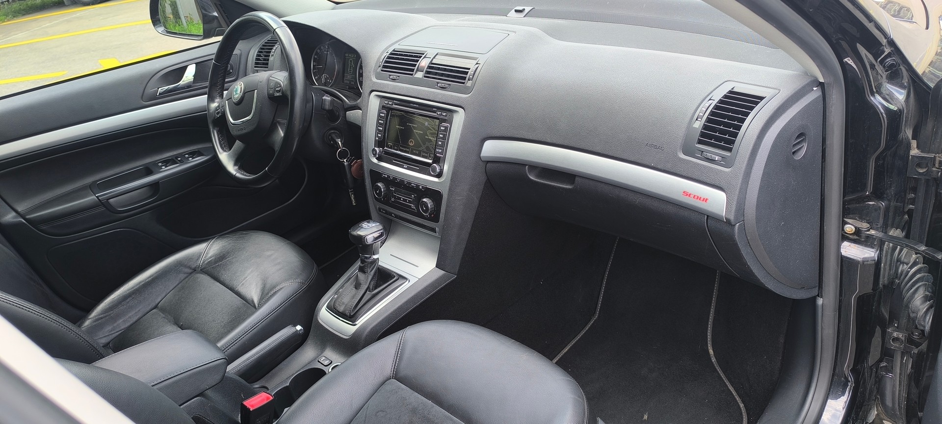 SKODA Octavia Combi 2.0 TDI Scout 4x4 DSG-image-14