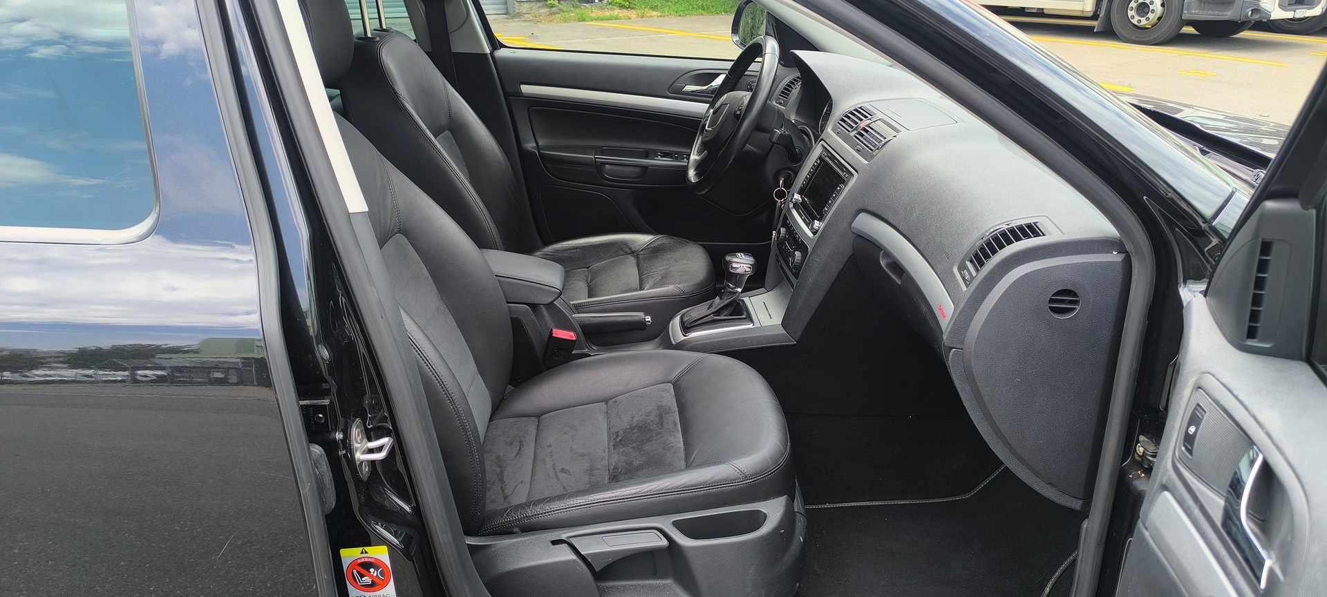 SKODA Octavia Combi 2.0 TDI Scout 4x4 DSG-image-13