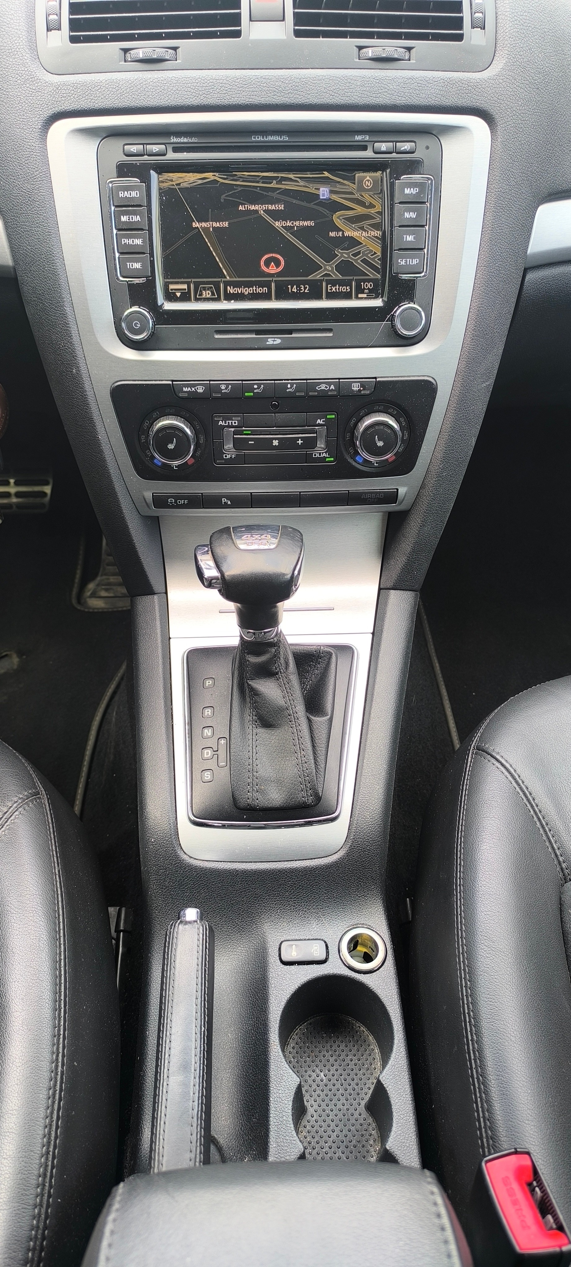SKODA Octavia Combi 2.0 TDI Scout 4x4 DSG-image-10