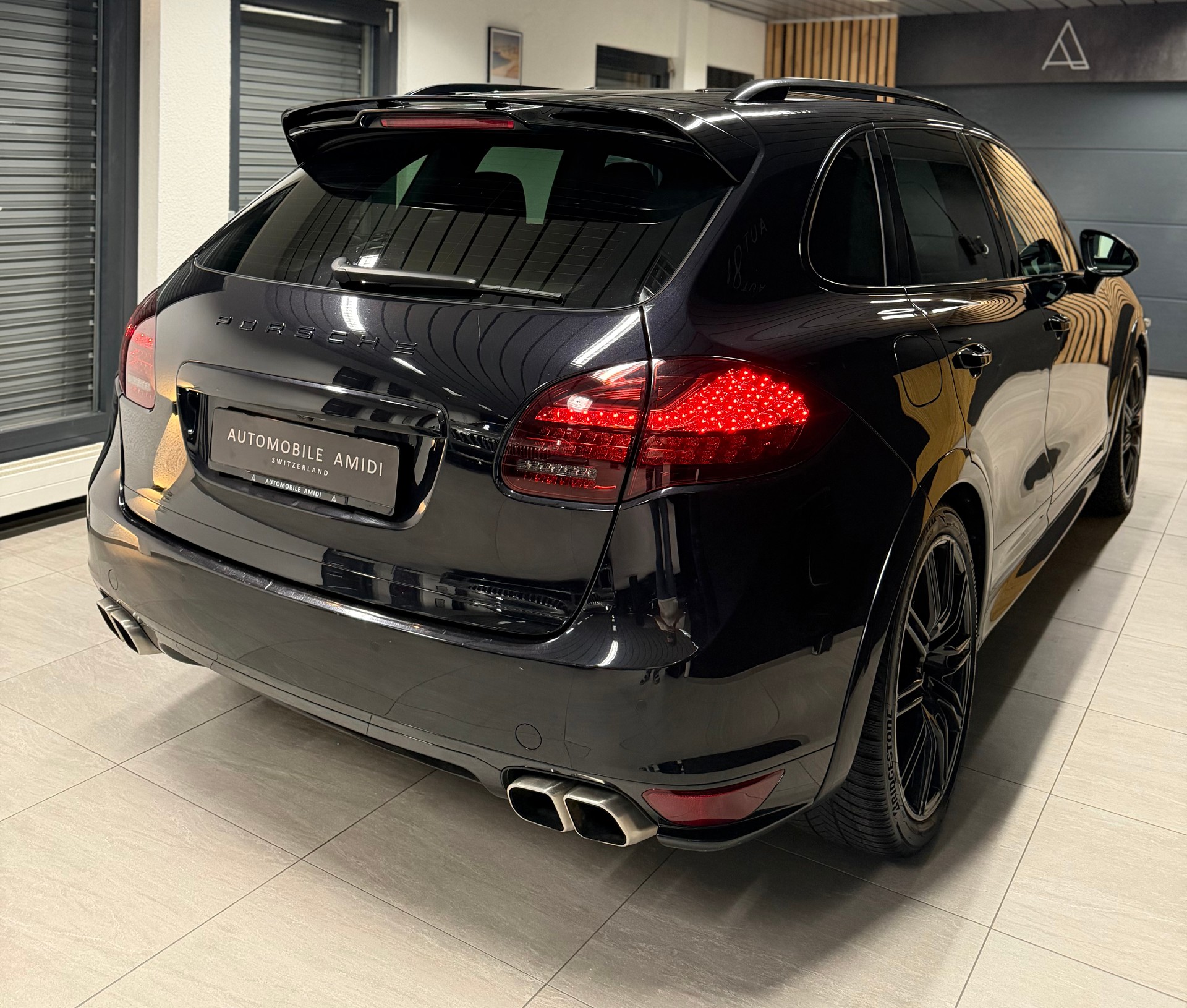 PORSCHE Cayenne Turbo-image-4