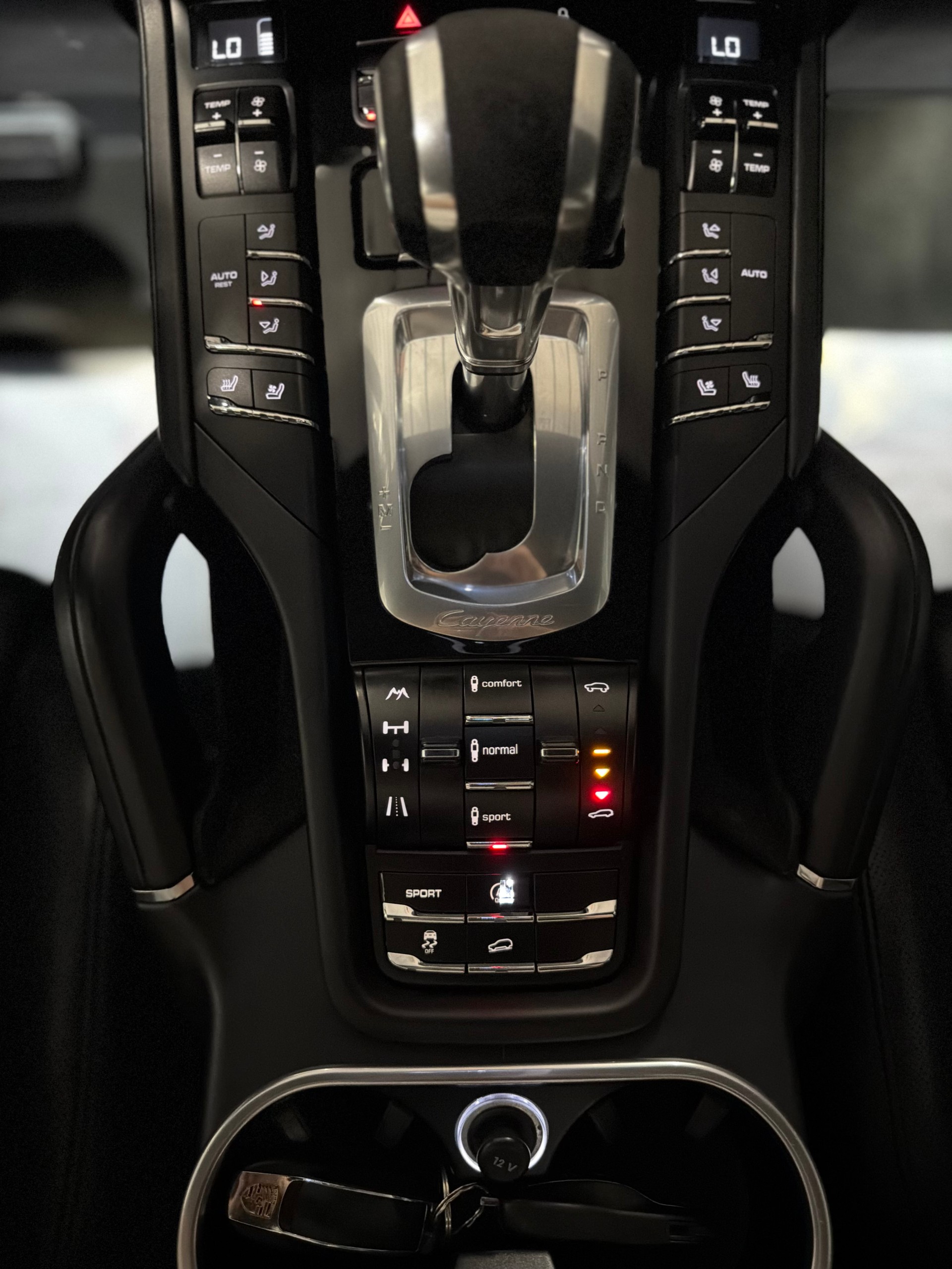 PORSCHE Cayenne Turbo-image-16