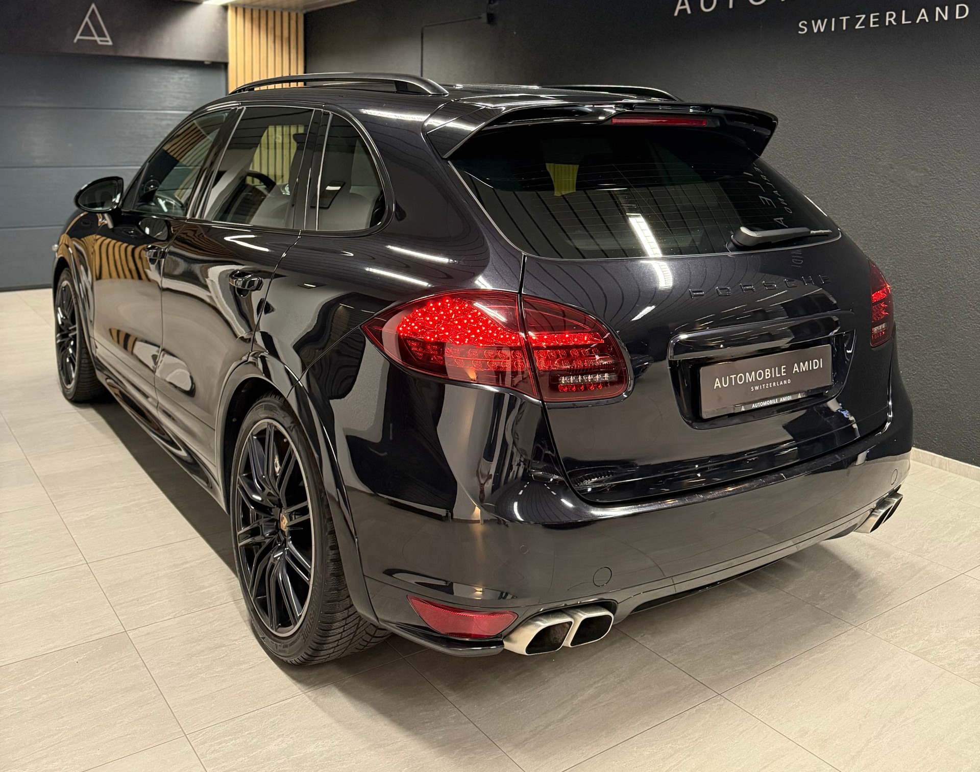 PORSCHE Cayenne Turbo-image-2