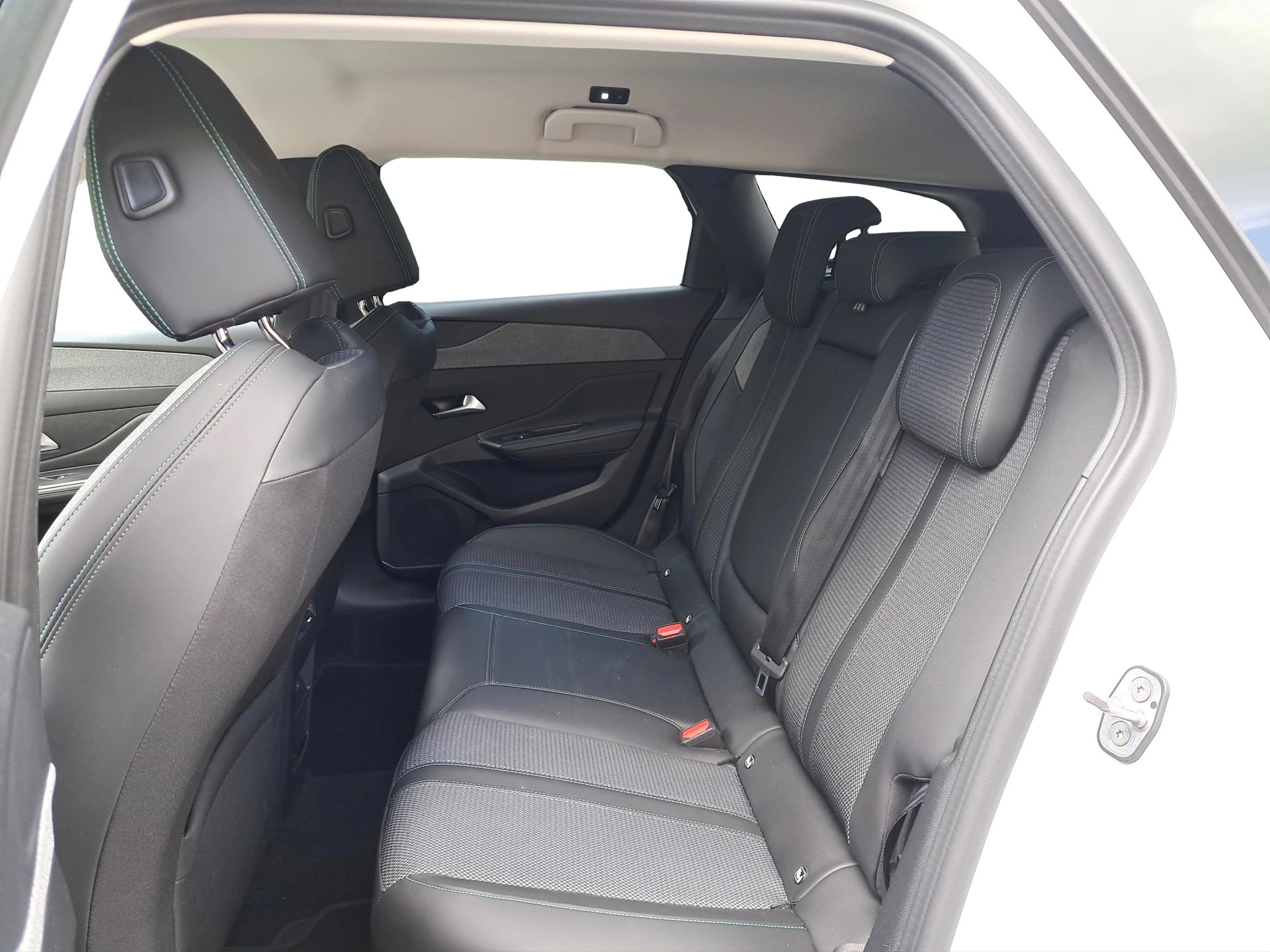 PEUGEOT 308 SW 1.5 BlueHDI Allure Pack EAT8 *Anhängerkupplung*-image-7