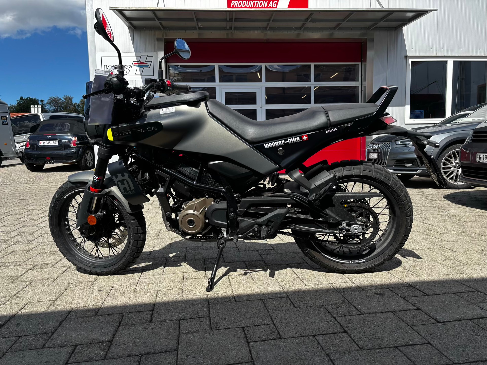 HUSQVARNA Svartpilen 125-image-1