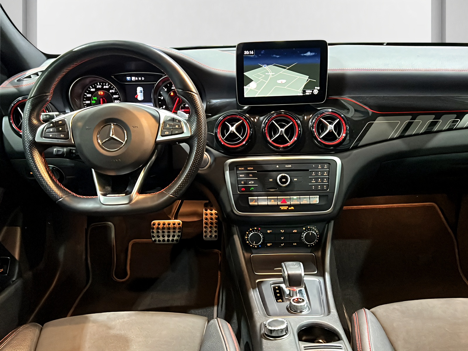 MERCEDES-BENZ GLA 45 AMG 4Matic 7G-DCT**Panodach,Rückfahrtkamera,Frisch ab MFK**-image-6