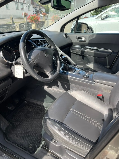 PEUGEOT 3008 1.6 VTi 156 Platinum-image-5
