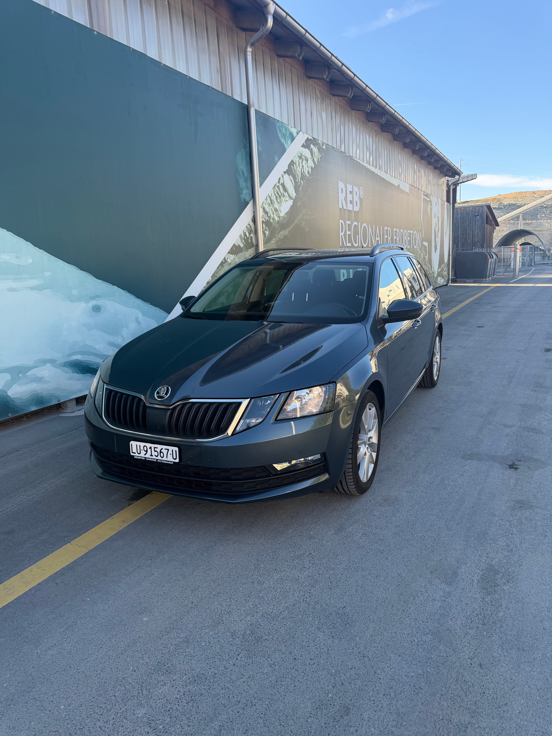 SKODA Octavia Combi 1.4 TSI Ambition DSG-image-0