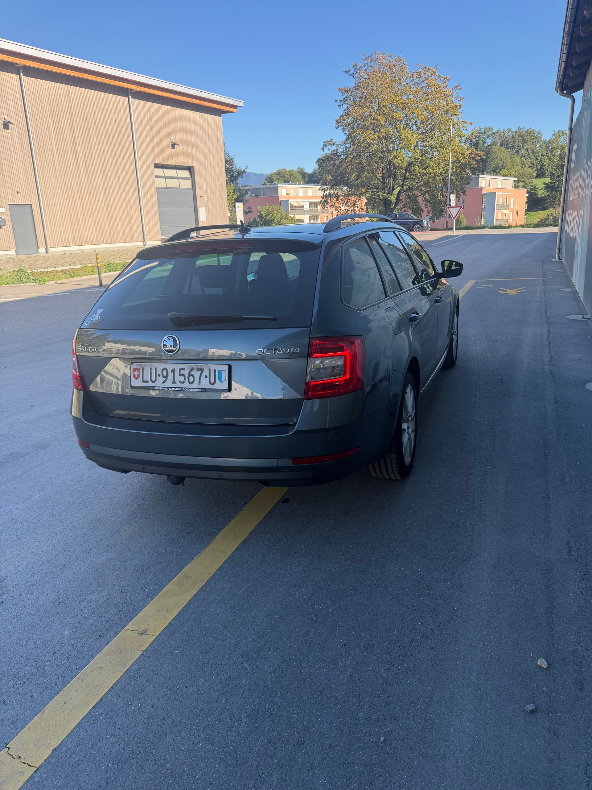 SKODA Octavia Combi 1.4 TSI Ambition DSG-image-3