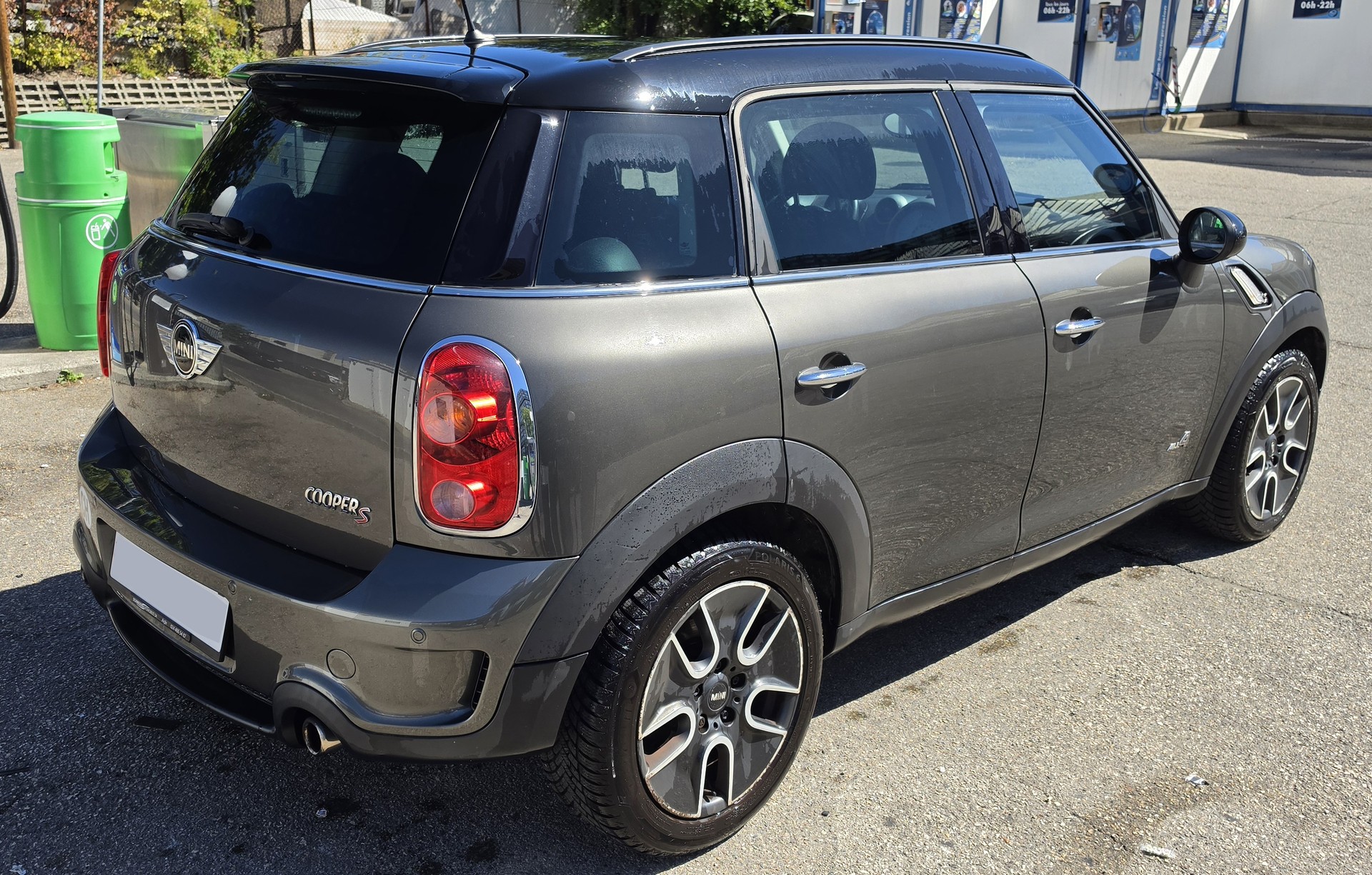 MINI 1.6i Cooper S ALL4-image-1
