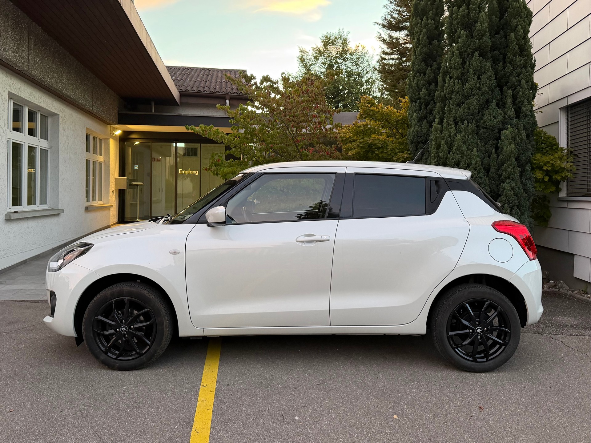 SUZUKI Swift 1.2 Compact Top 4x4 Hybrid *Top-Ausstattung*aus 1. Hand*Servicegepflegt*-image-4