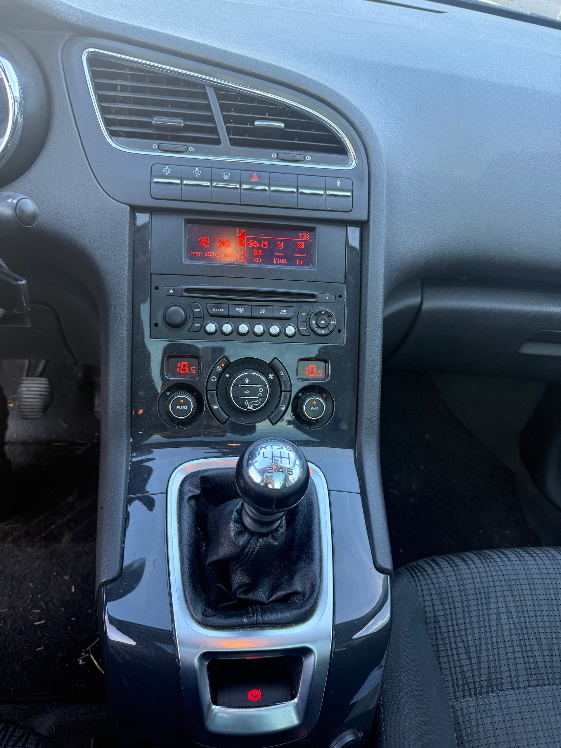 PEUGEOT 5008 1.6 16V T Active-image-10