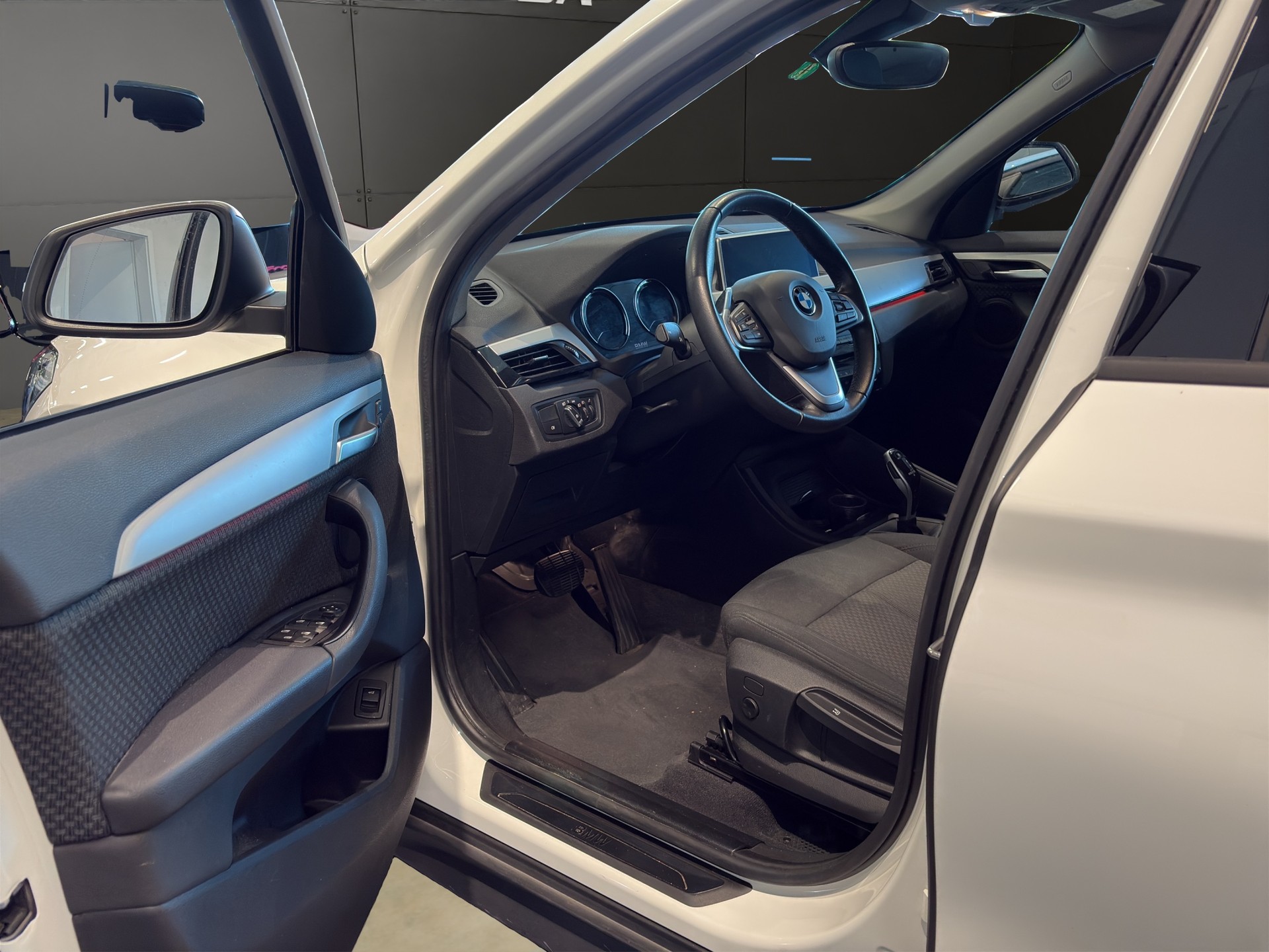 BMW X1 xDrive 18d Essential Edition Steptronic-image-18