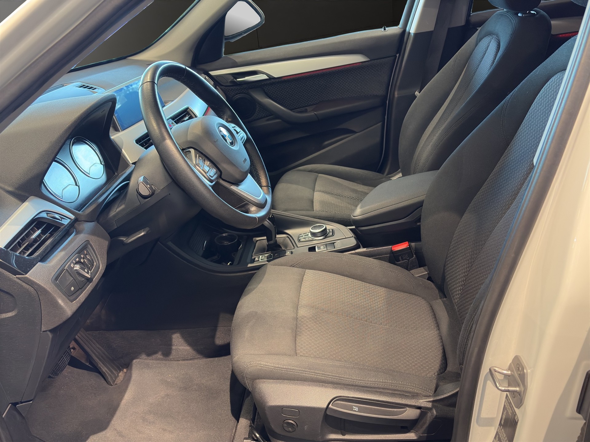 BMW X1 xDrive 18d Essential Edition Steptronic-image-15