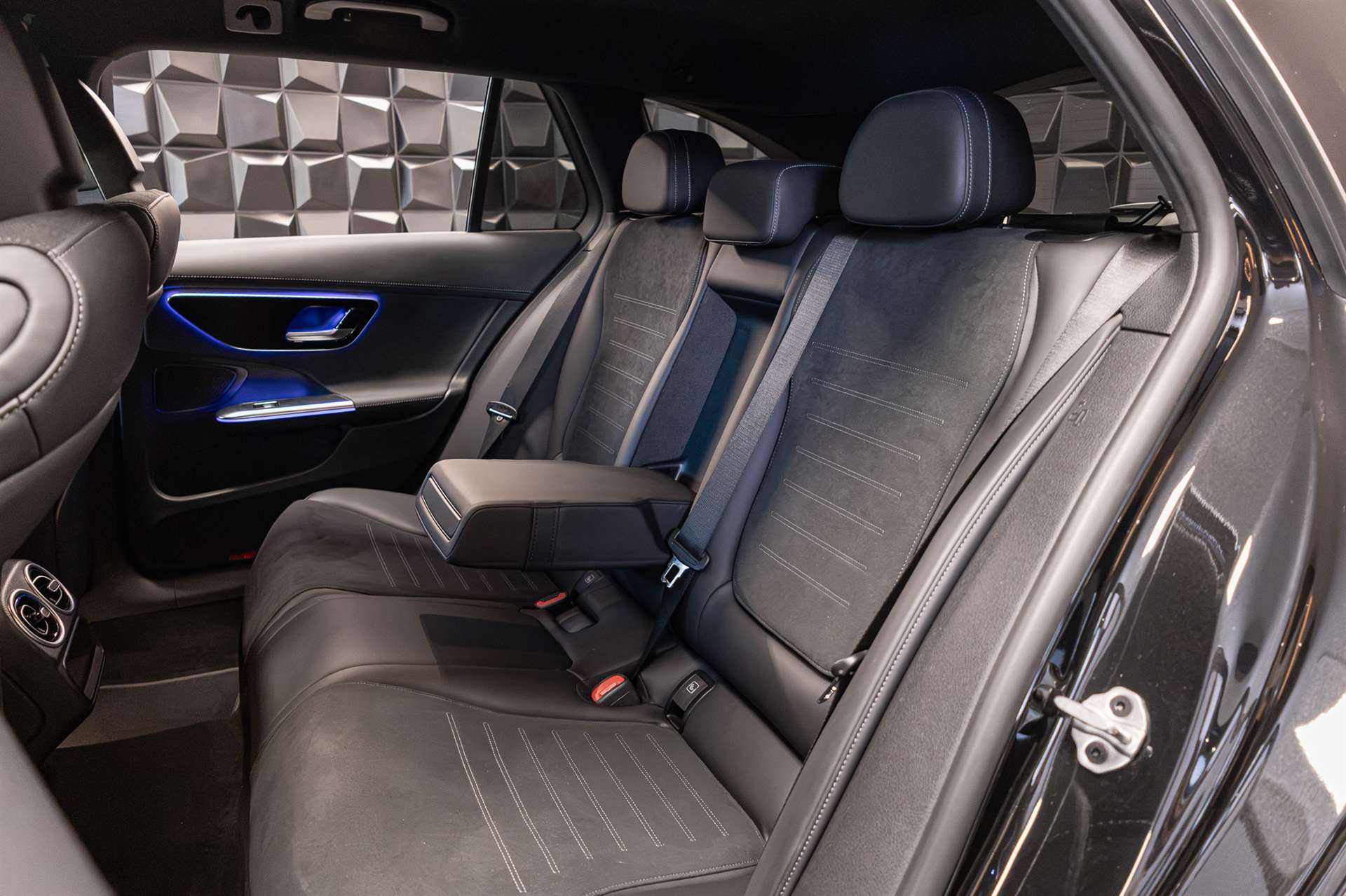 MERCEDES-BENZ C 220 d T 4Matic AMG Line-image-25