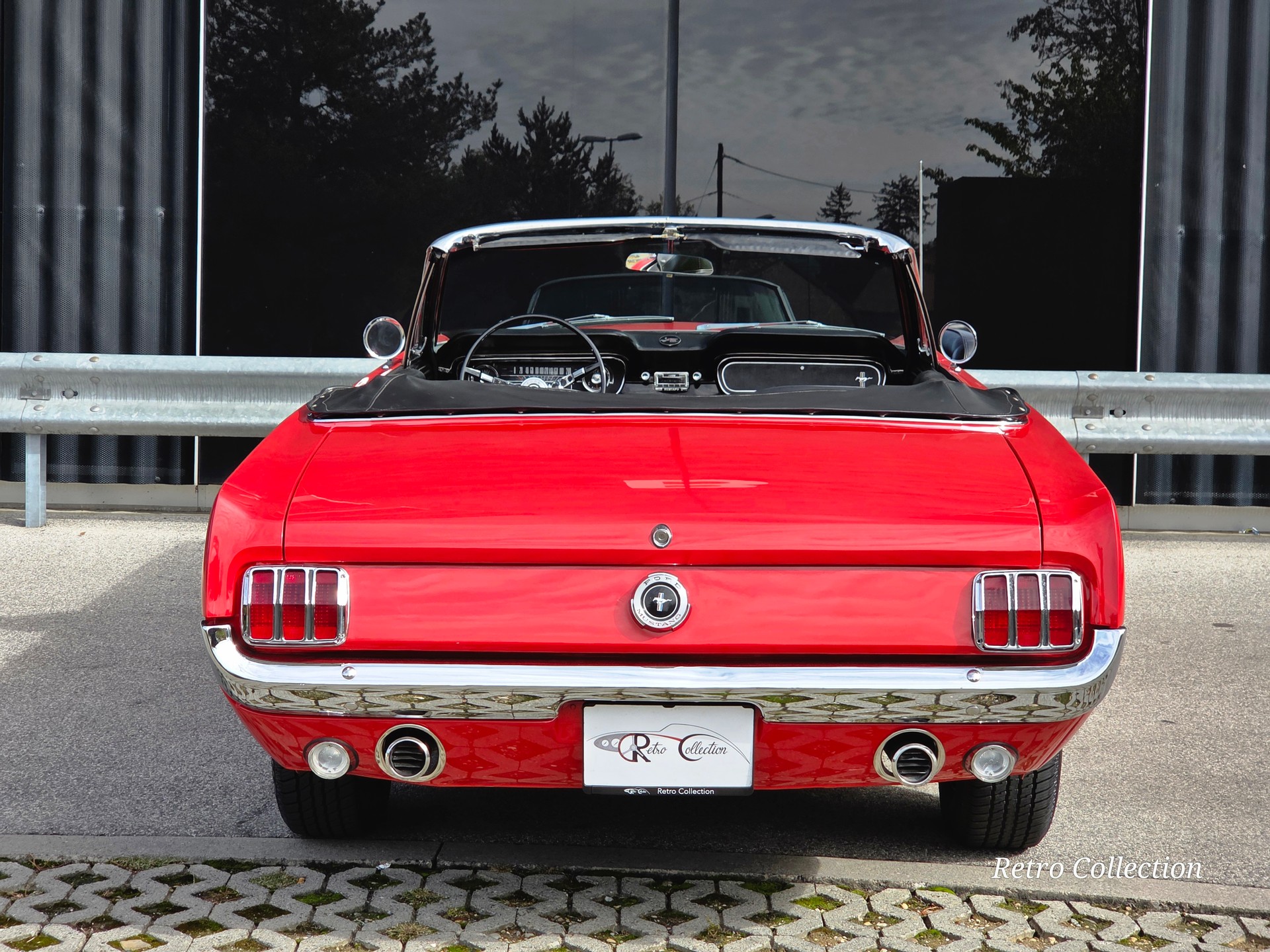 FORD Mustang 1965 convertible V8 289 Ci - restaurée - capote électrique - boite automatique - expertisée vétéran du jour.-image-5