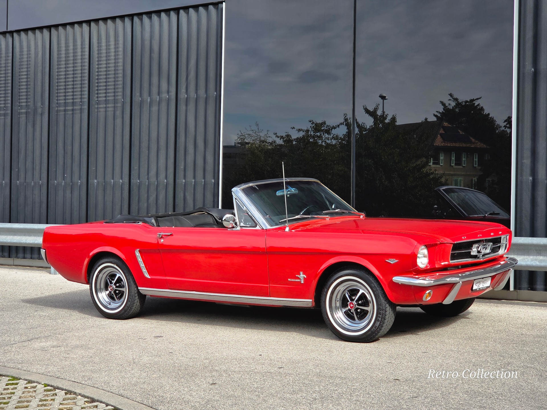 FORD Mustang 1965 convertible V8 289 Ci - restaurée - capote électrique - boite automatique - expertisée vétéran du jour.-image-3