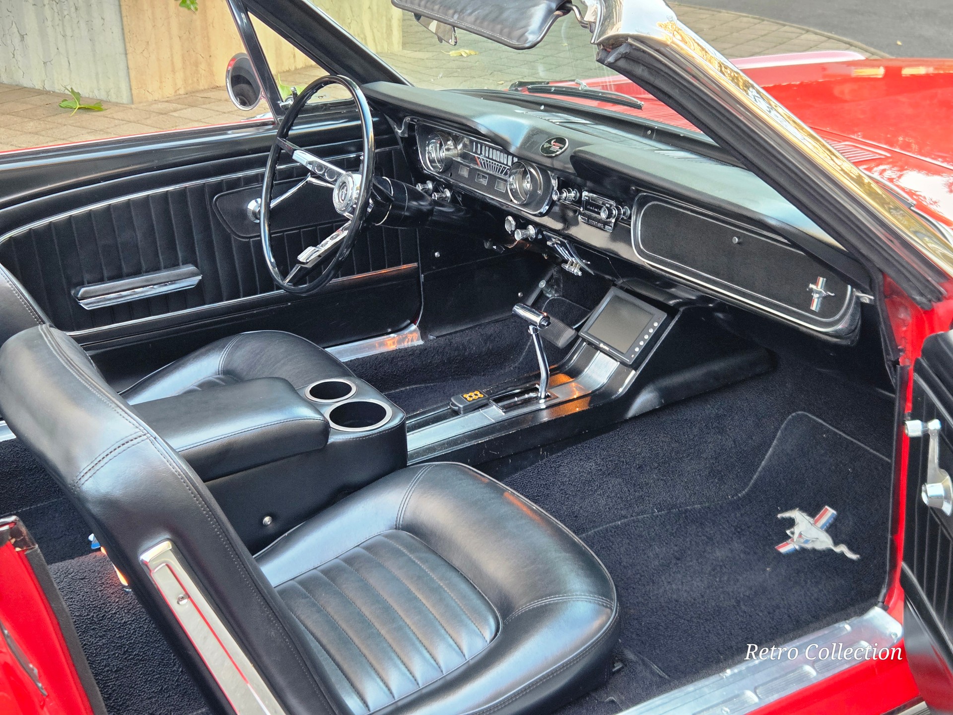 FORD Mustang 1965 convertible V8 289 Ci - restaurée - capote électrique - boite automatique - expertisée vétéran du jour.-image-11