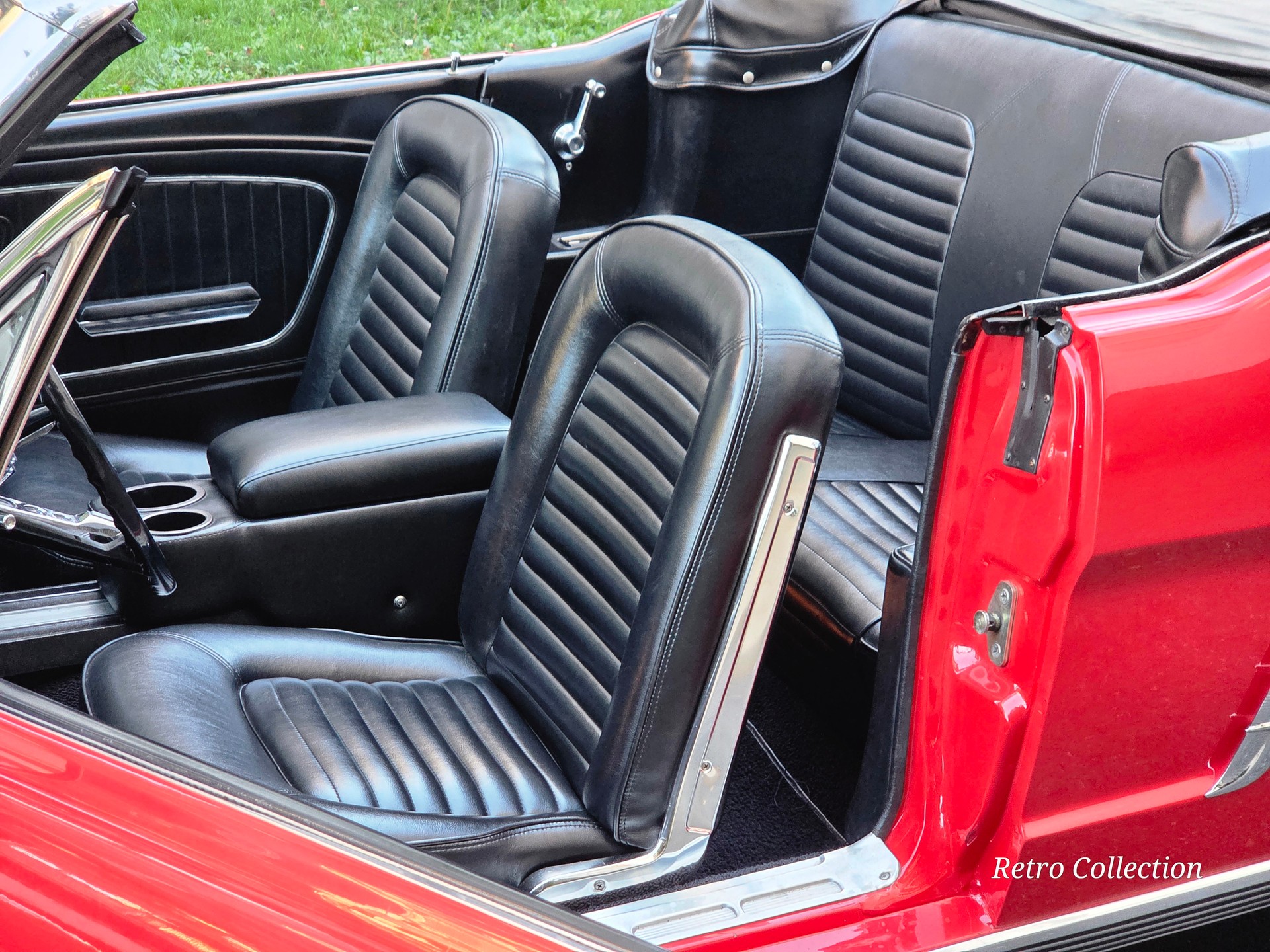 FORD Mustang 1965 convertible V8 289 Ci - restaurée - capote électrique - boite automatique - expertisée vétéran du jour.-image-9