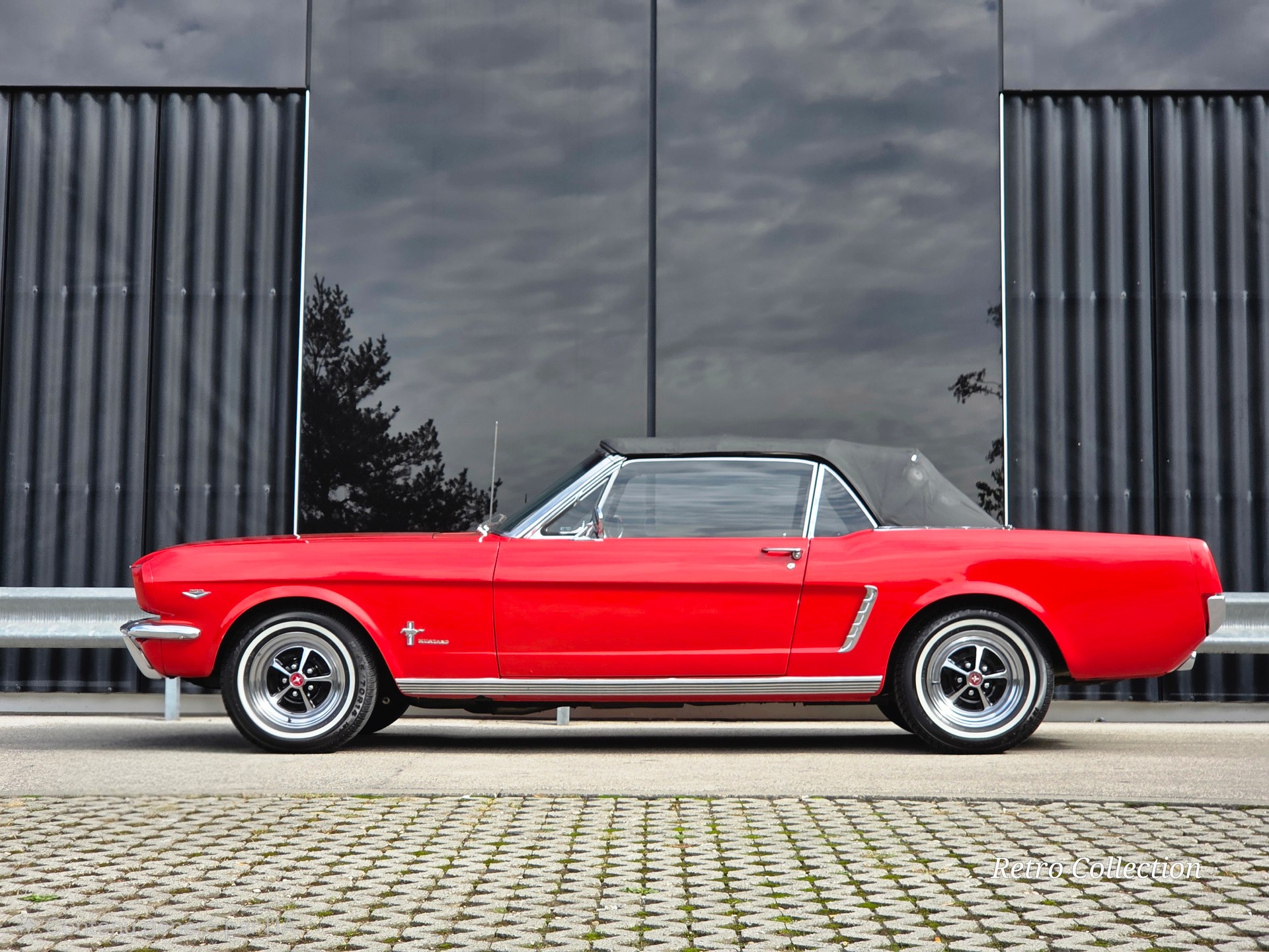 FORD Mustang 1965 convertible V8 289 Ci - restaurée - capote électrique - boite automatique - expertisée vétéran du jour.-image-2