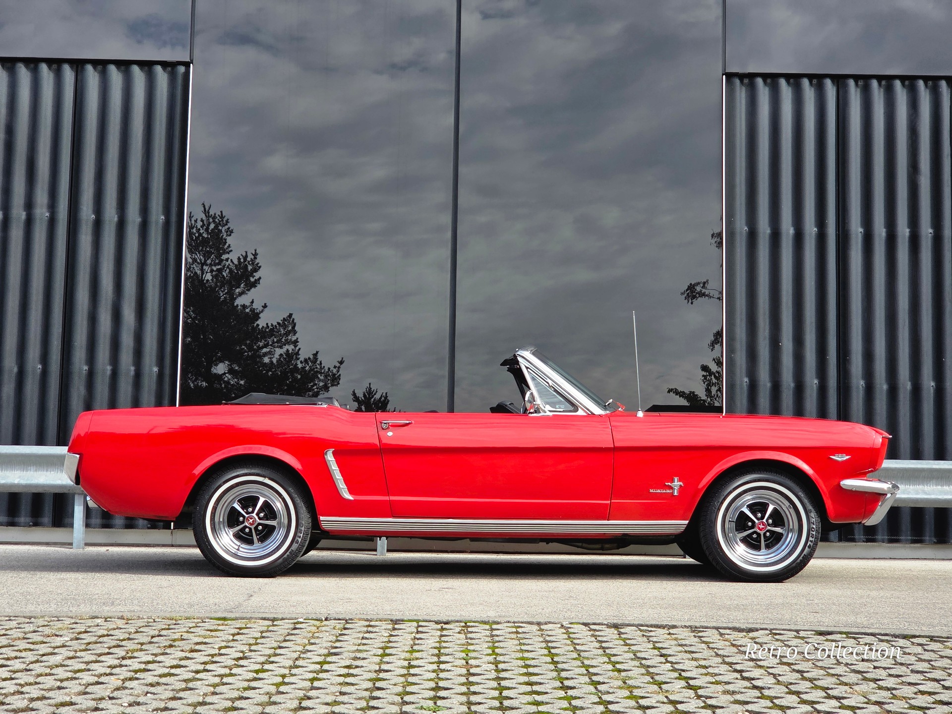 FORD Mustang 1965 convertible V8 289 Ci - restaurée - capote électrique - boite automatique - expertisée vétéran du jour.-image-1