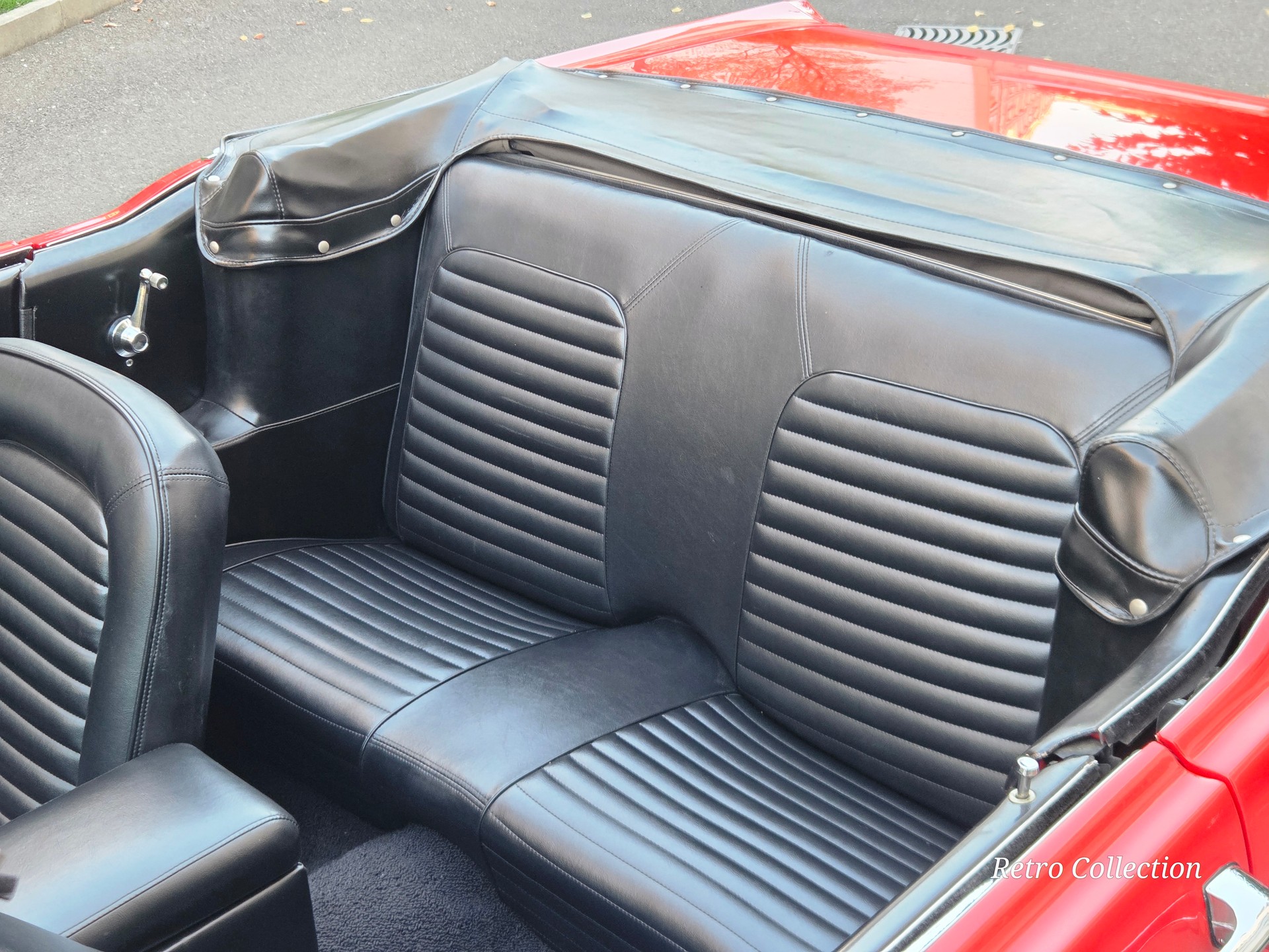 FORD Mustang 1965 convertible V8 289 Ci - restaurée - capote électrique - boite automatique - expertisée vétéran du jour.-image-13