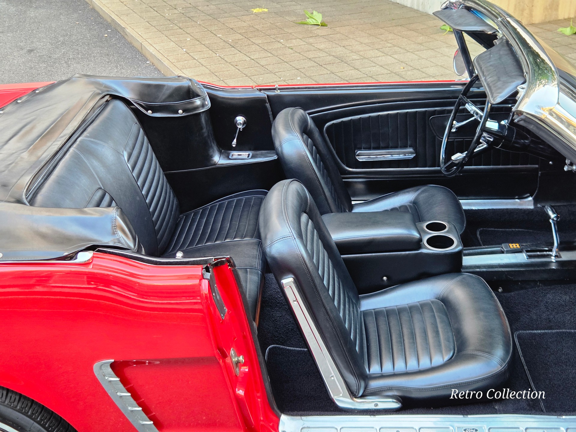 FORD Mustang 1965 convertible V8 289 Ci - restaurée - capote électrique - boite automatique - expertisée vétéran du jour.-image-12