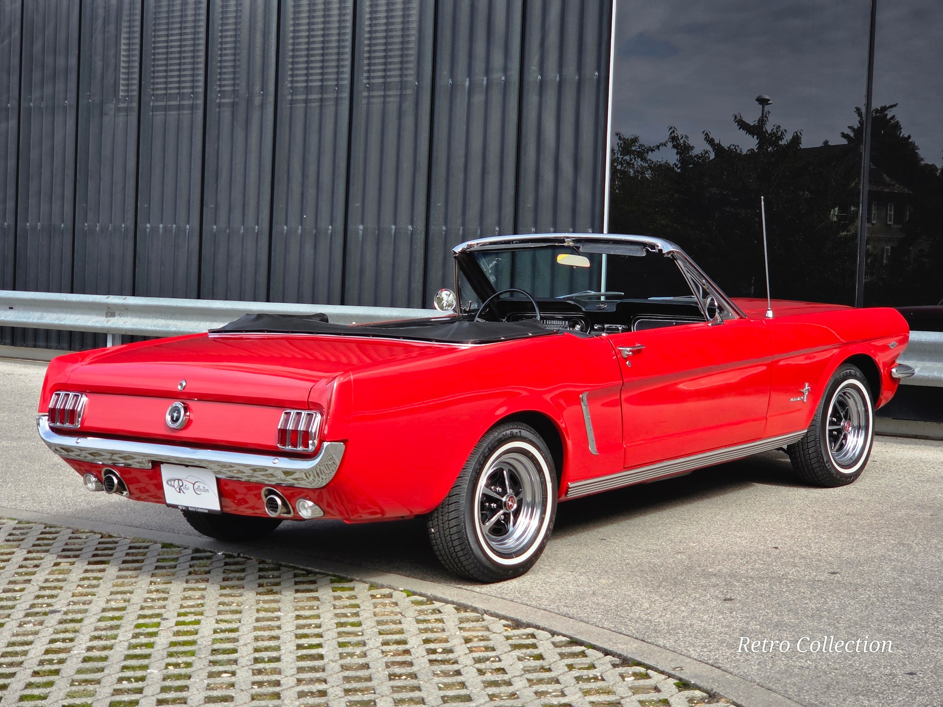 FORD Mustang 1965 convertible V8 289 Ci - restaurée - capote électrique - boite automatique - expertisée vétéran du jour.-image-4