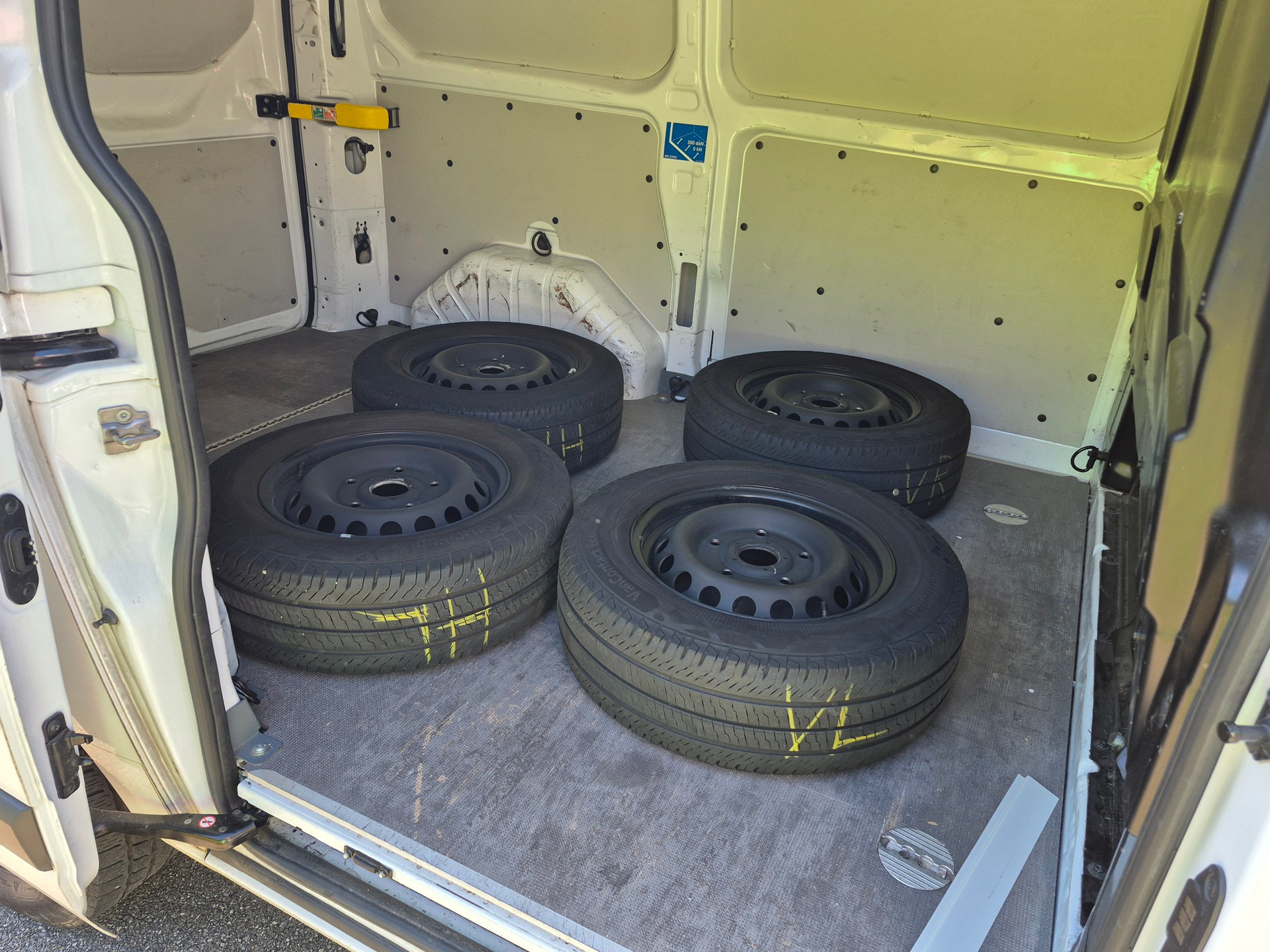 FORD Transit Custom Van 300 L1H1 Trend A-image-5