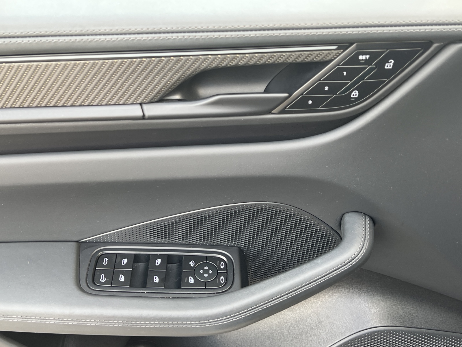 PORSCHE Macan Turbo-image-14
