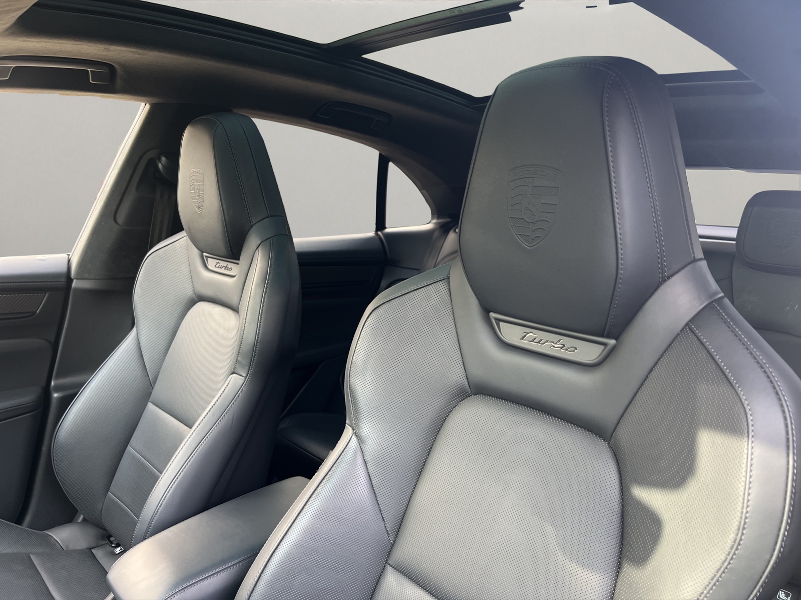 PORSCHE Macan Turbo-image-9