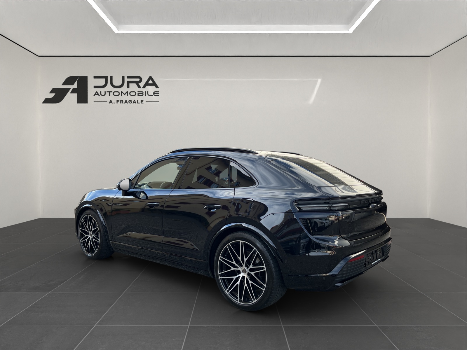 PORSCHE Macan Turbo-image-4