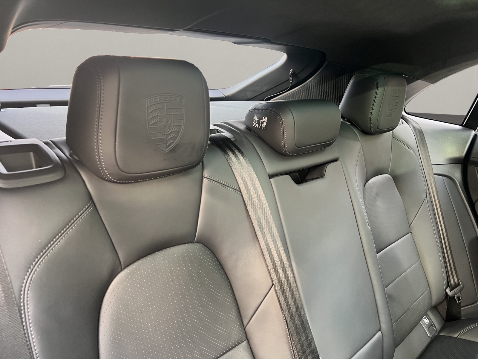 PORSCHE Macan Turbo-image-13