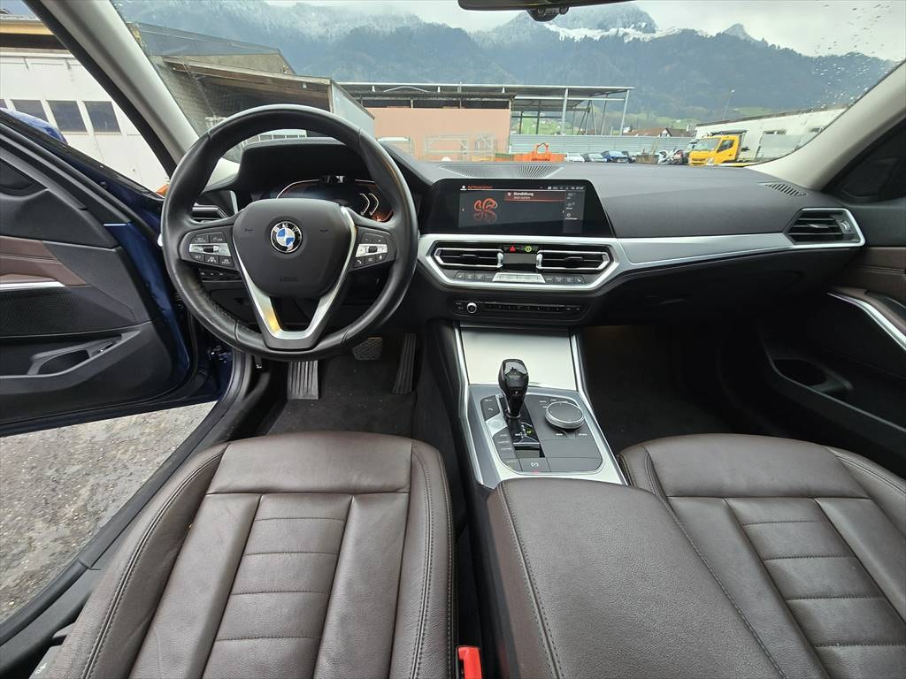 BMW 320d xDrive 48V Touring Luxury Line Steptronic-image-12