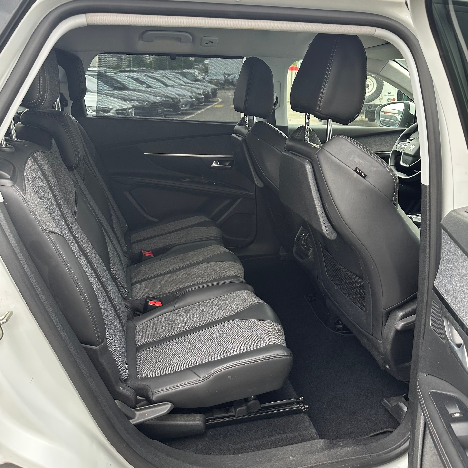 PEUGEOT 5008 1.2 Pure Tech Allure EAT-image-26