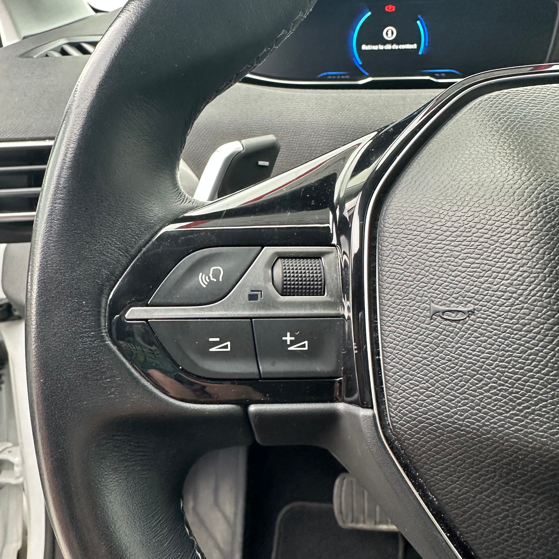 PEUGEOT 5008 1.2 Pure Tech Allure EAT-image-17