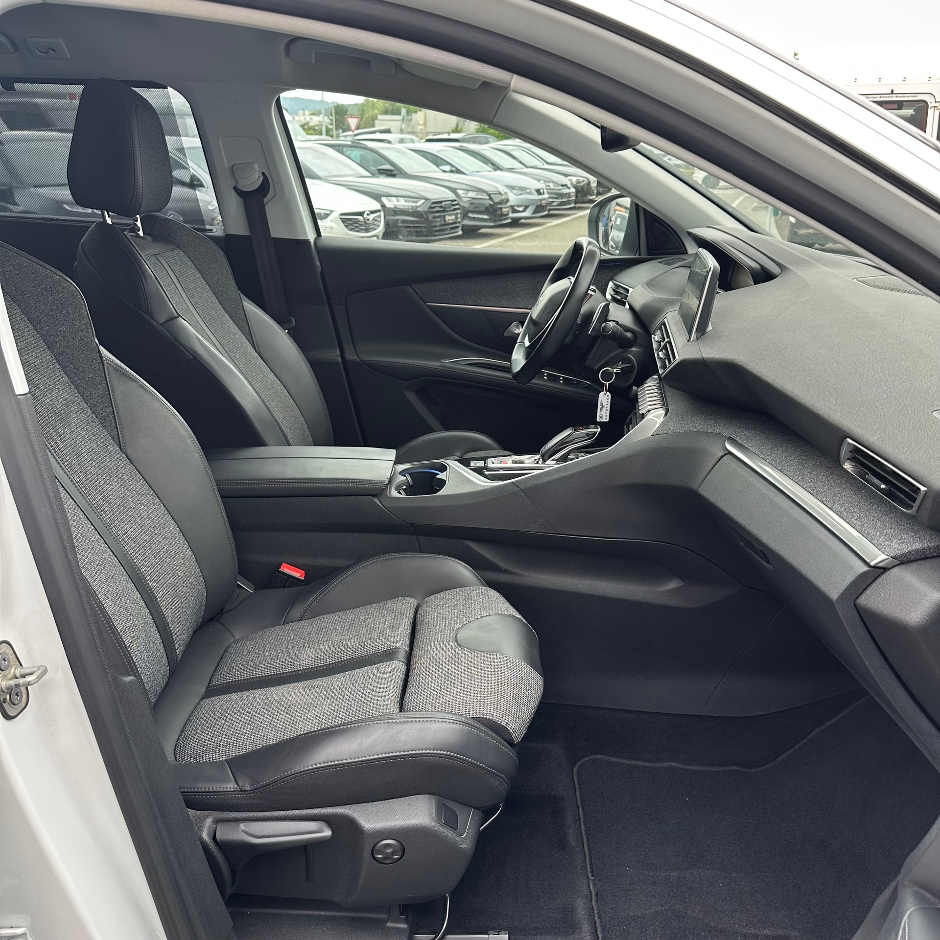 PEUGEOT 5008 1.2 Pure Tech Allure EAT-image-14