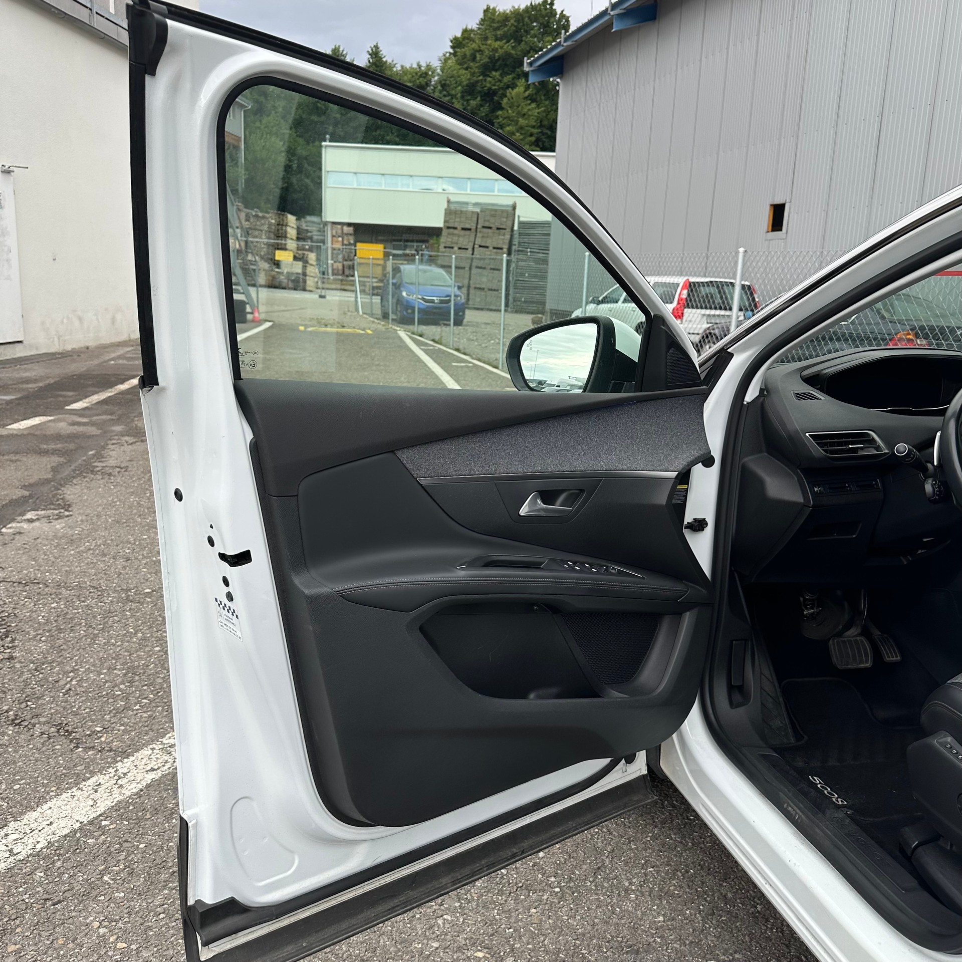 PEUGEOT 5008 1.2 Pure Tech Allure EAT-image-9