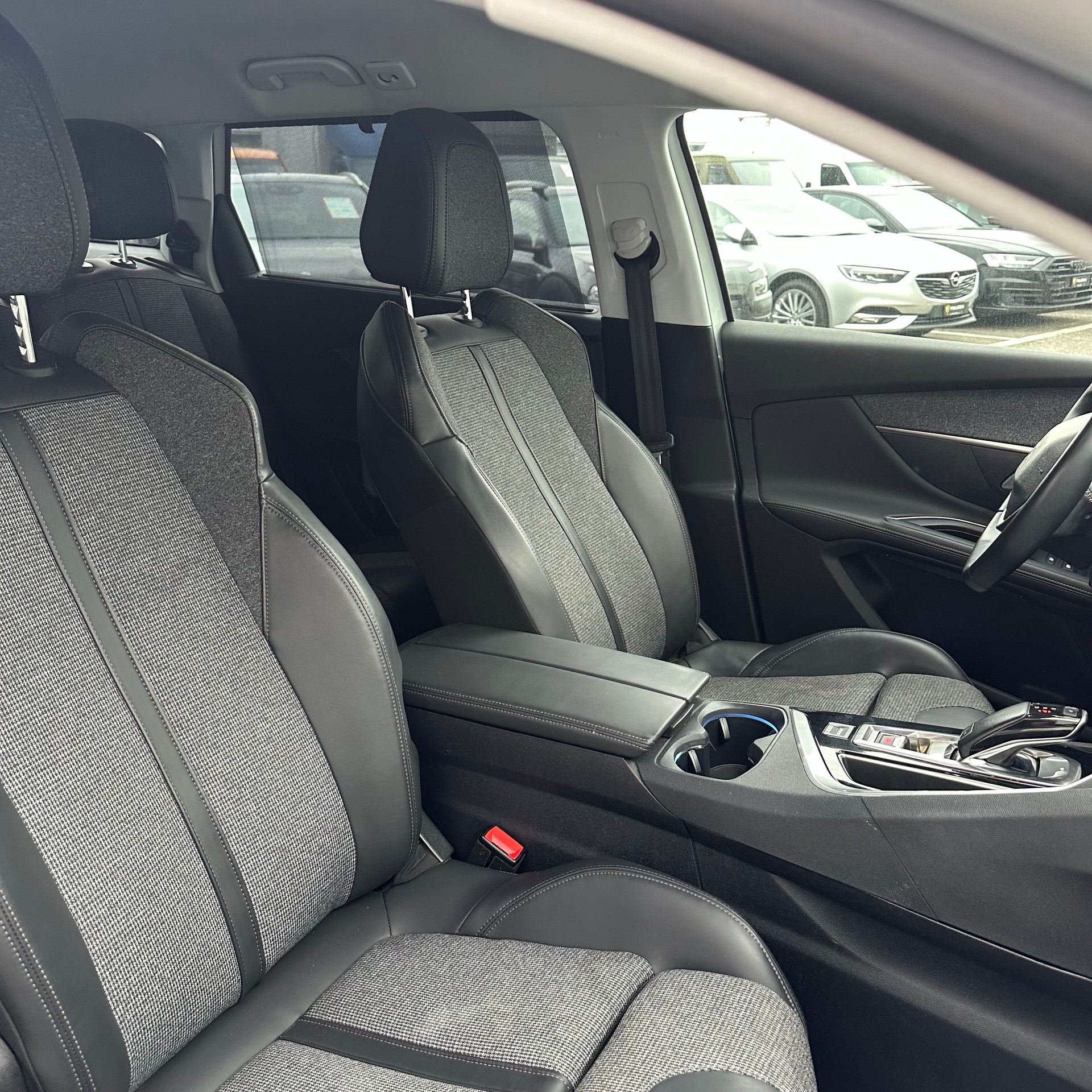 PEUGEOT 5008 1.2 Pure Tech Allure EAT-image-13