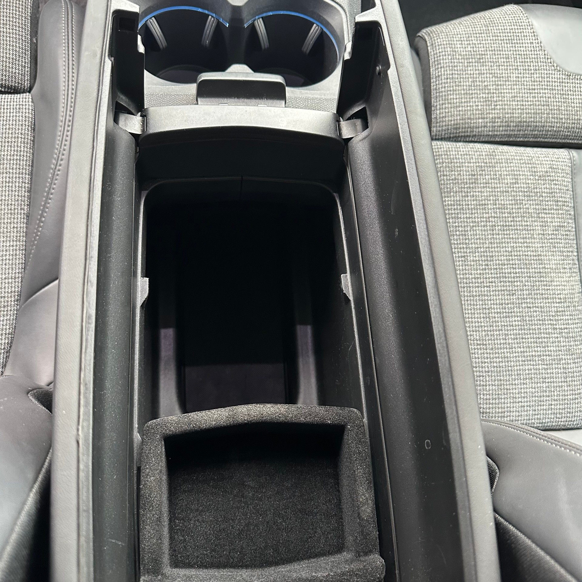 PEUGEOT 5008 1.2 Pure Tech Allure EAT-image-24