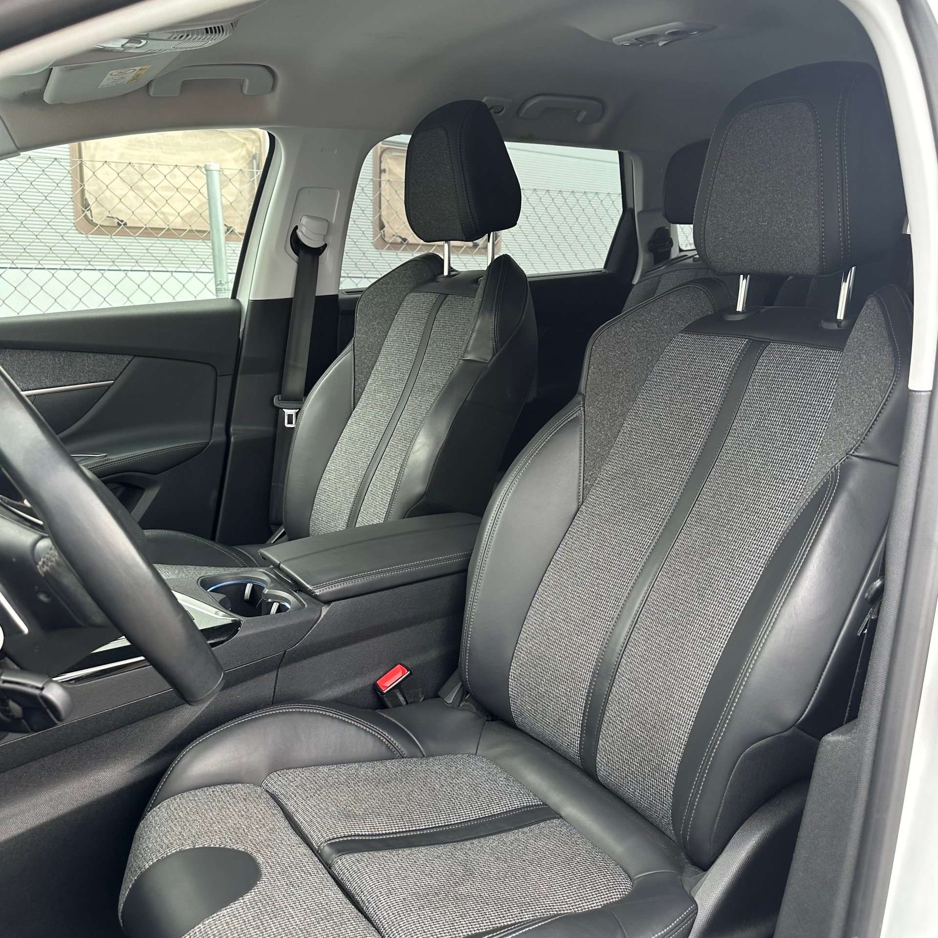 PEUGEOT 5008 1.2 Pure Tech Allure EAT-image-11