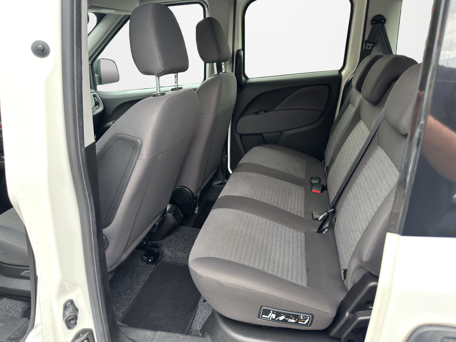 FIAT Doblò 2.0 JTD Emotion-image-11