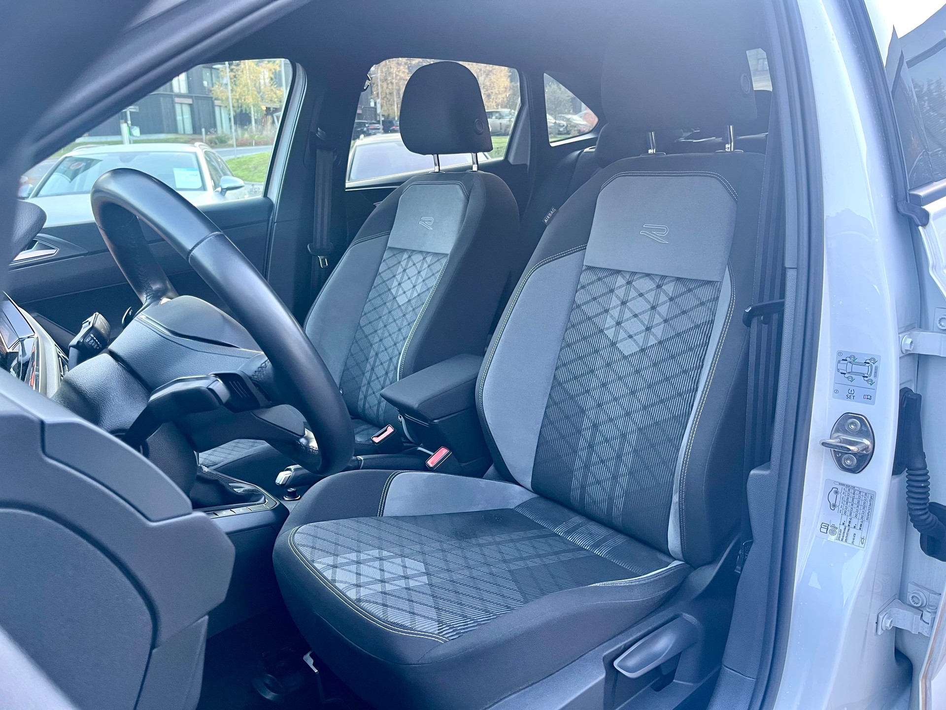 VW Taigo 1.5 TSI R-Line DSG*150PS*CH-FAHRZEUG*-image-12