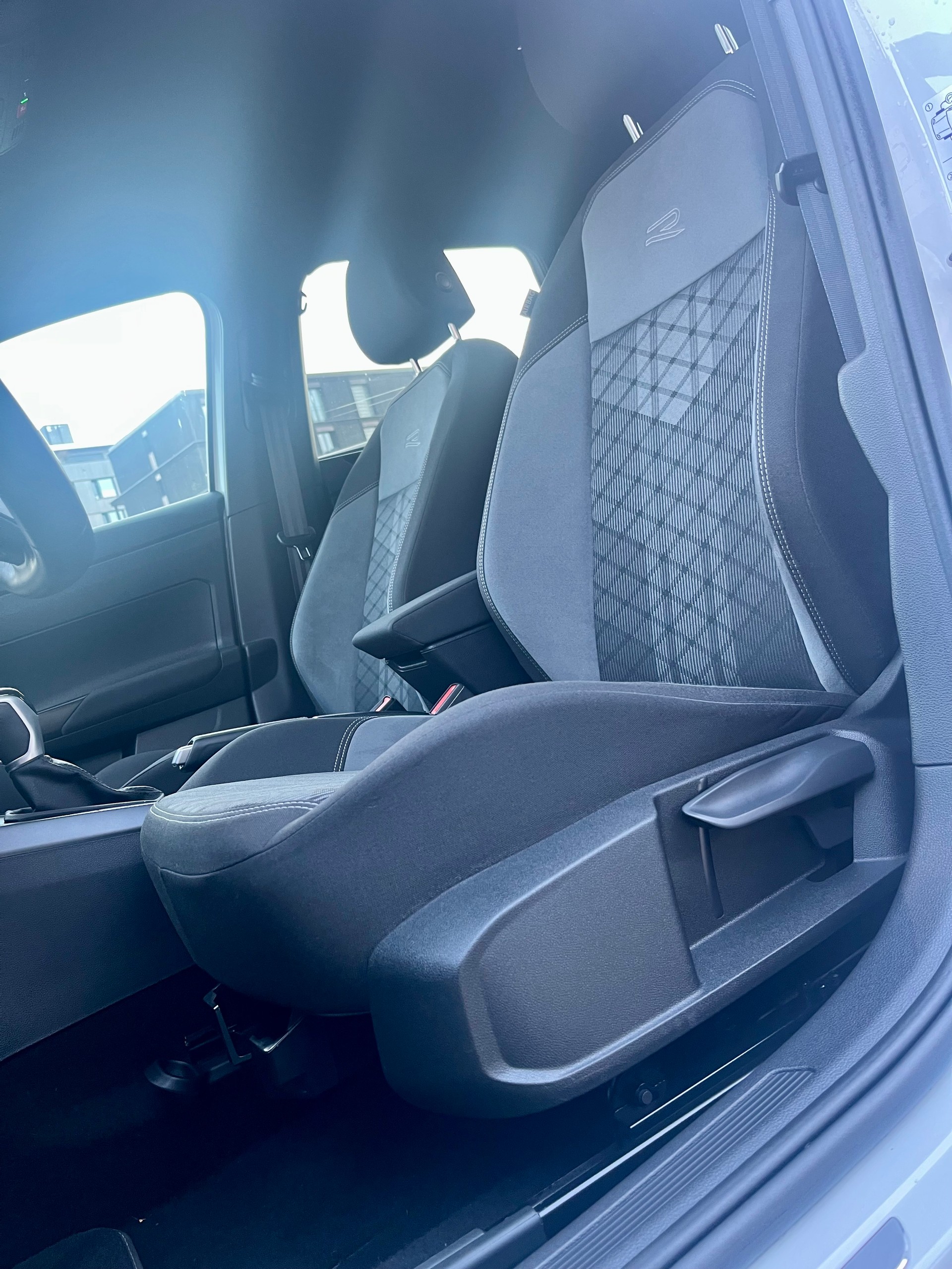VW Taigo 1.5 TSI R-Line DSG*150PS*CH-FAHRZEUG*-image-13